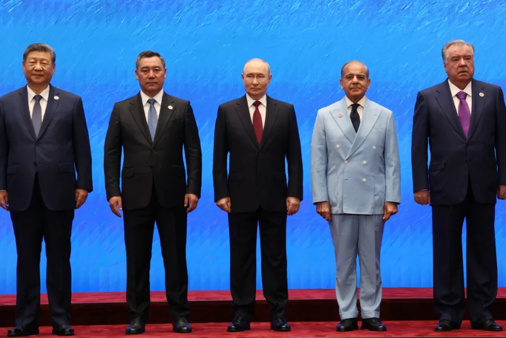 Cúpula da Organização de Cooperação de Xangai (OCX), no Quirguistão, reuniu líderes de países que compõem o bloco. Da direita para a esquerda: Xi Jinping (China), Sadyr Japarov (Quirguistão), Vladimir Putin (Rússia), Shehbaz Sharif Paquistão) e Emomali Rakhmon (Tadjiquistão)