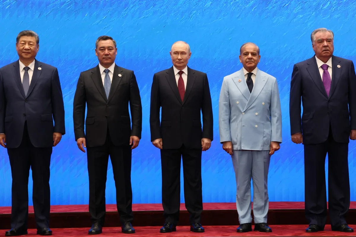 Cúpula da Organização de Cooperação de Xangai (OCX), no Quirguistão, reuniu líderes de países que compõem o bloco. Da direita para a esquerda: Xi Jinping (China), Sadyr Japarov (Quirguistão), Vladimir Putin (Rússia), Shehbaz Sharif Paquistão) e Emomali Rakhmon (Tadjiquistão)