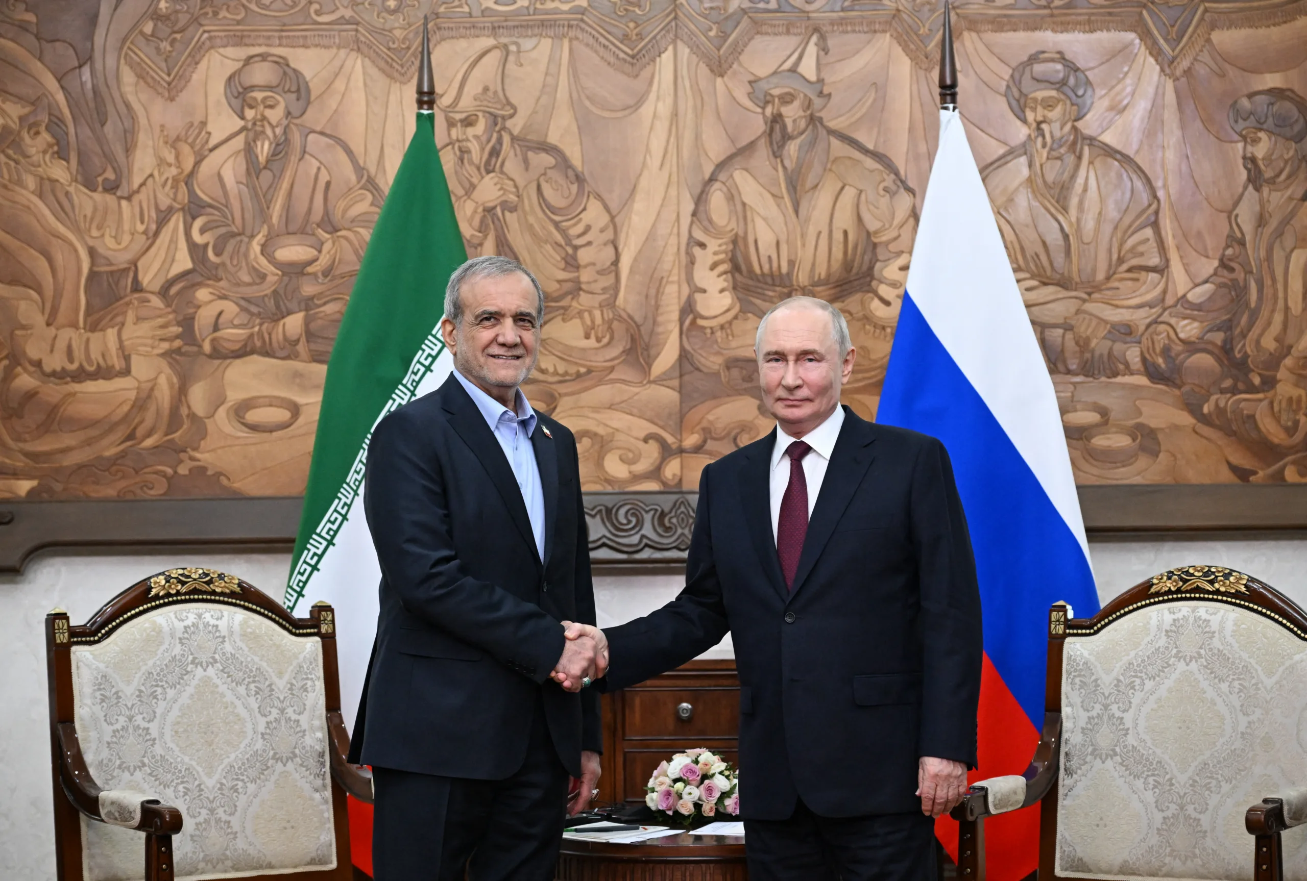 Os presidentes do Irã, Masoud Pezeshkian, e da Rússia, Vladimir Putin.