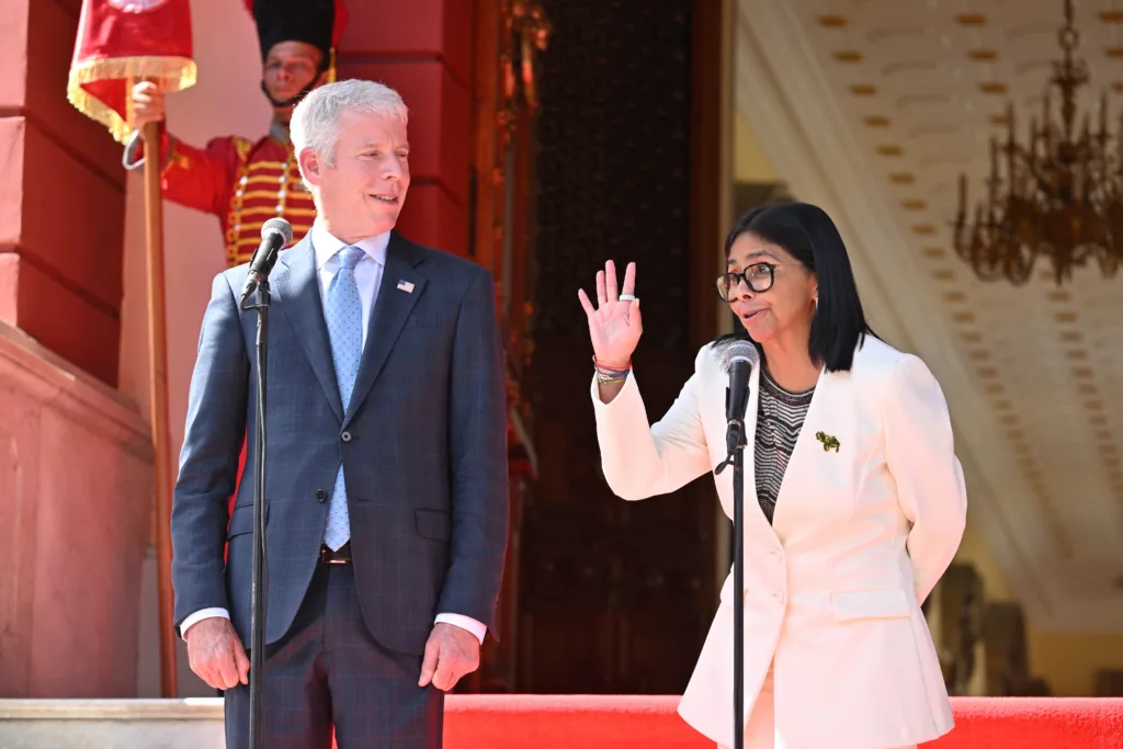 Presidenta em exercício da Venezuela, Delcy Rodríguez, e o secretário de Energia dos Estados Unidos, Chris Wright, durante coletiva de imprensa, no Palácio de Miraflores. 