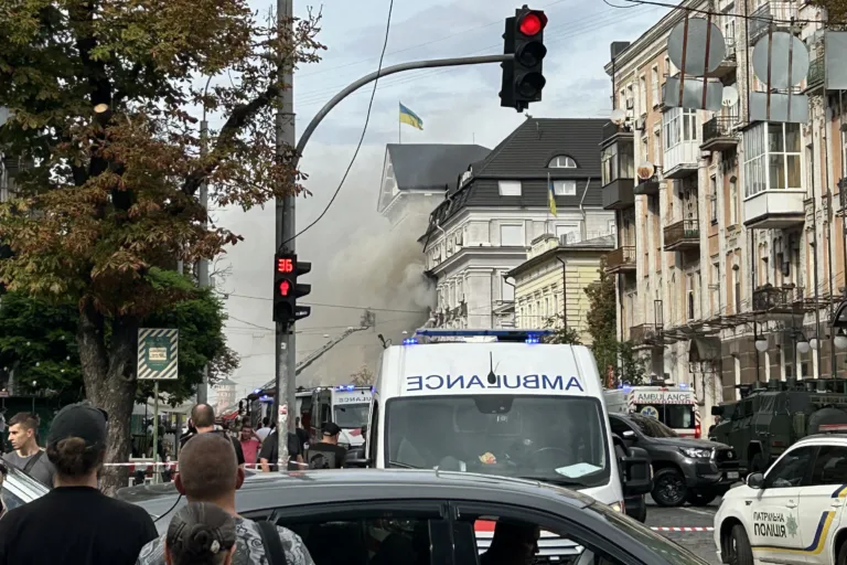 Incêndio na sede do Serviço de Segurança da Ucrânia após um ataque aéreo em Kiev em 4 de setembro de 2026,
