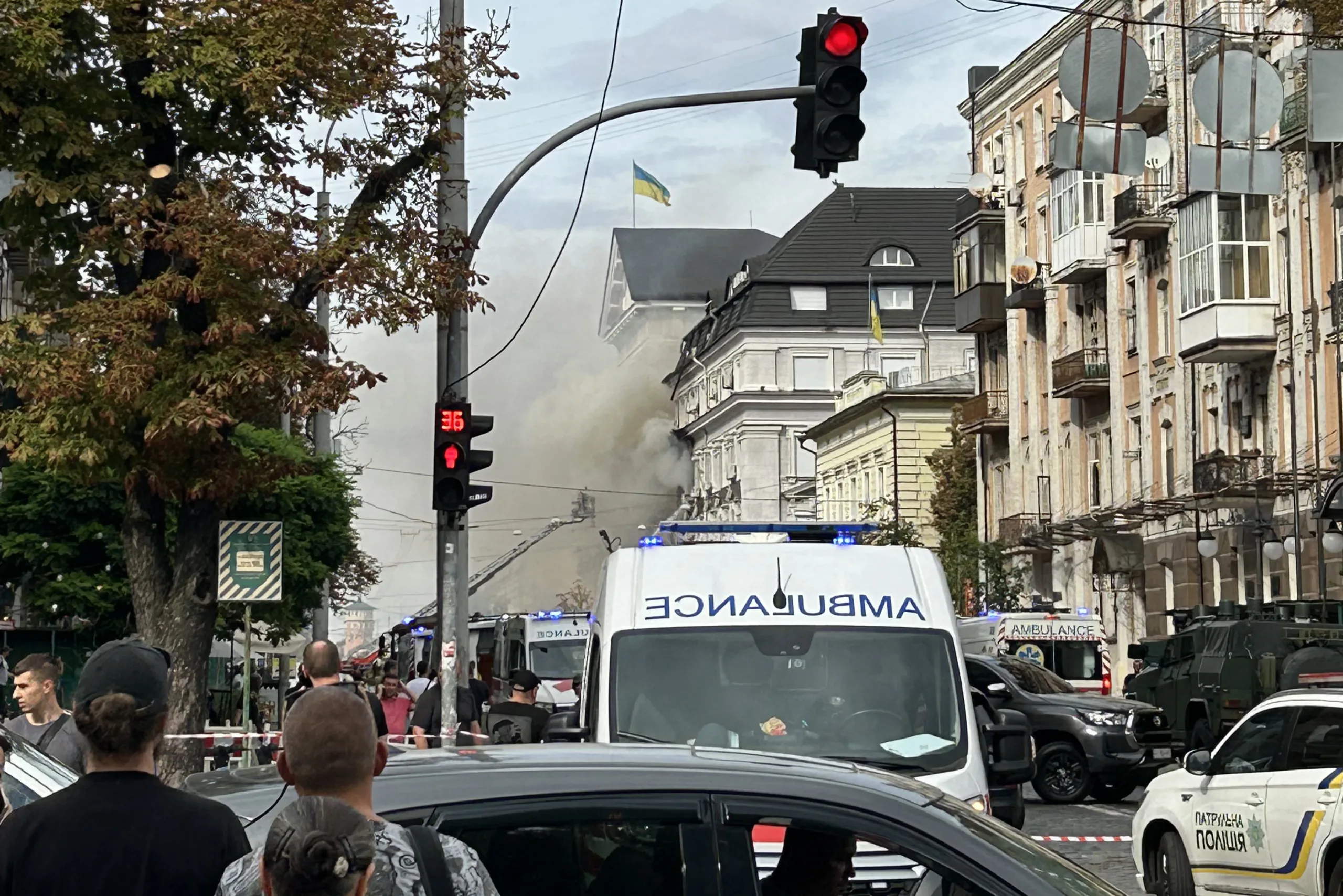 Incêndio na sede do Serviço de Segurança da Ucrânia após um ataque aéreo em Kiev em 4 de setembro de 2026,