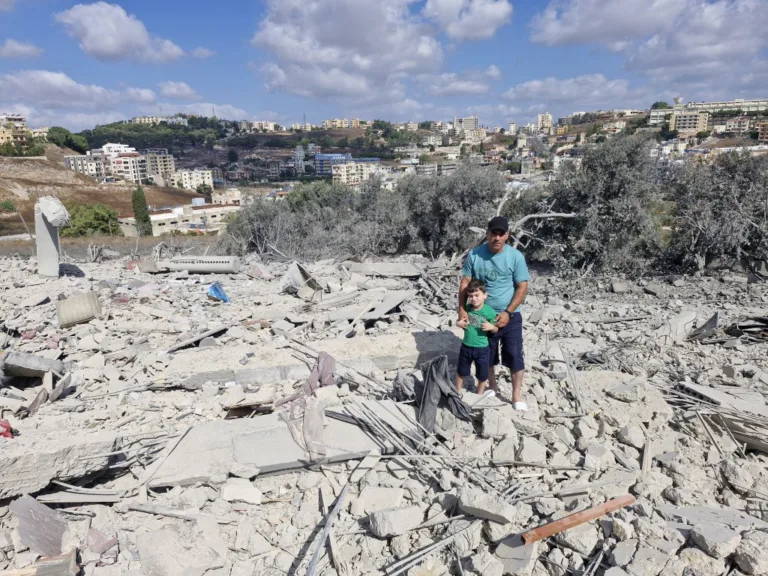 Libaneses visitam locais destruídos pelos ataques israelenses na cidade de Arab Salim, no sul do Líbano
