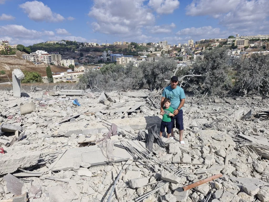 Libaneses visitam locais destruídos pelos ataques israelenses na cidade de Arab Salim, no sul do Líbano