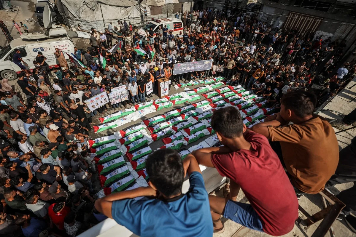 Em meio a velório de 62 crianças em Gaza, cresce pressão internacional contra Israel