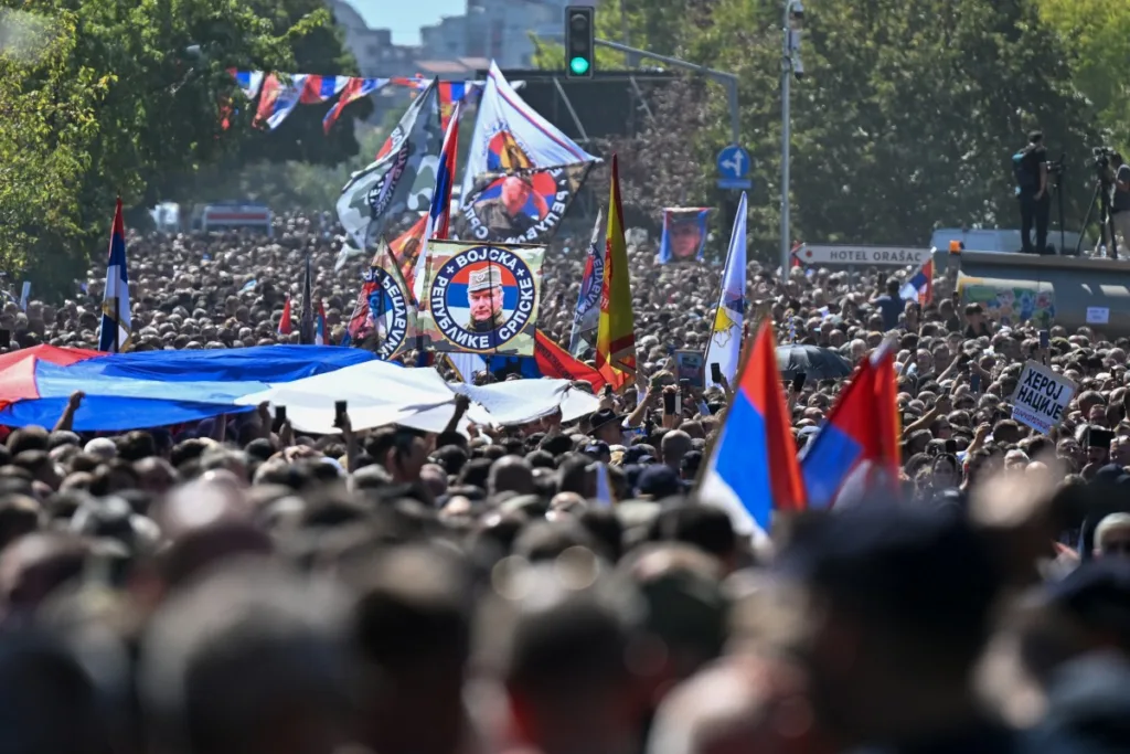 Apoiadores carregam bandeiras da Sérvia e retratos de Ratko Mladić durante cortejo até o cemitério, em Belgrado, nesta segunda-feira (7)