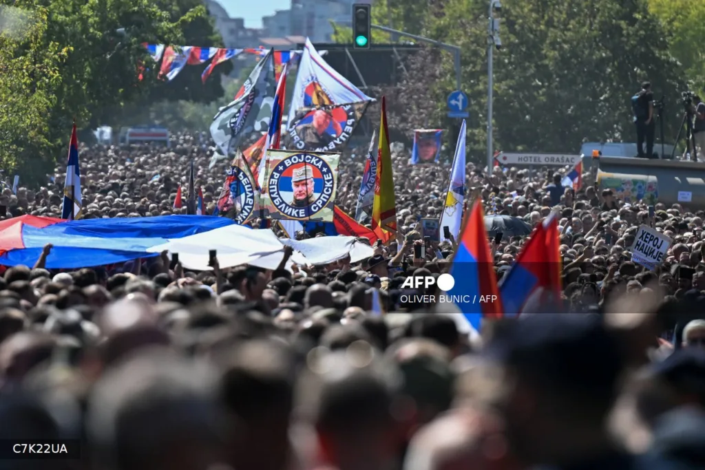 Apoiadores carregam bandeiras da Sérvia e retratos de Ratko Mladić durante cortejo até o cemitério, em Belgrado, nesta segunda-feira (7)