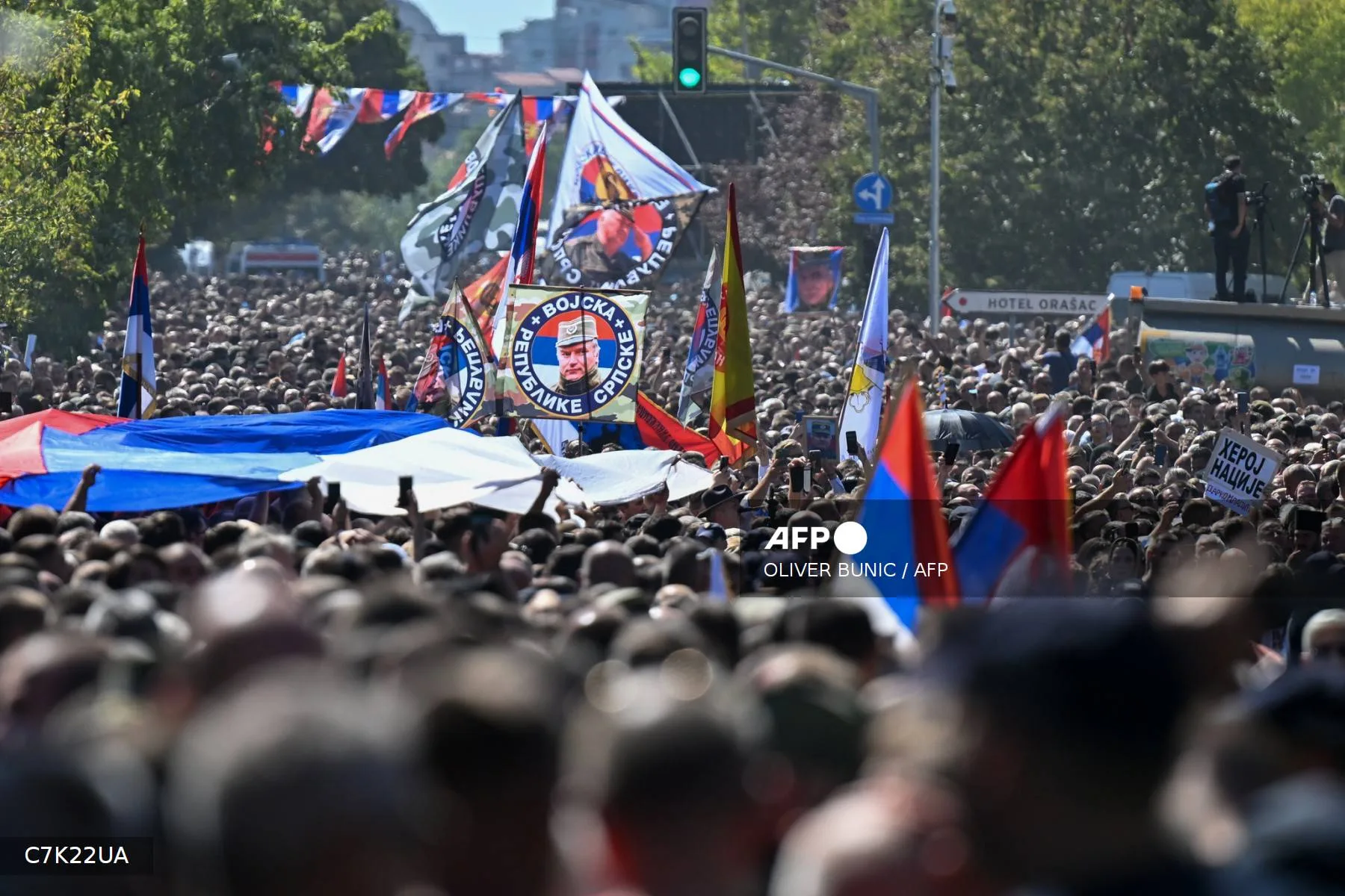 Apoiadores carregam bandeiras da Sérvia e retratos de Ratko Mladić durante cortejo até o cemitério, em Belgrado, nesta segunda-feira (7)