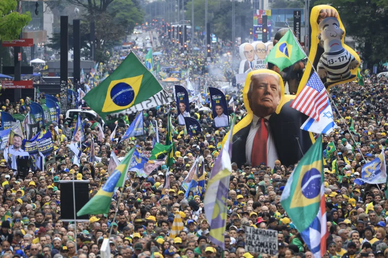 Imagem do presidente Donald Trump projetada no ato bolsonarista no dia 7 de setembro, na Avenida Paulista, em São Paulo.