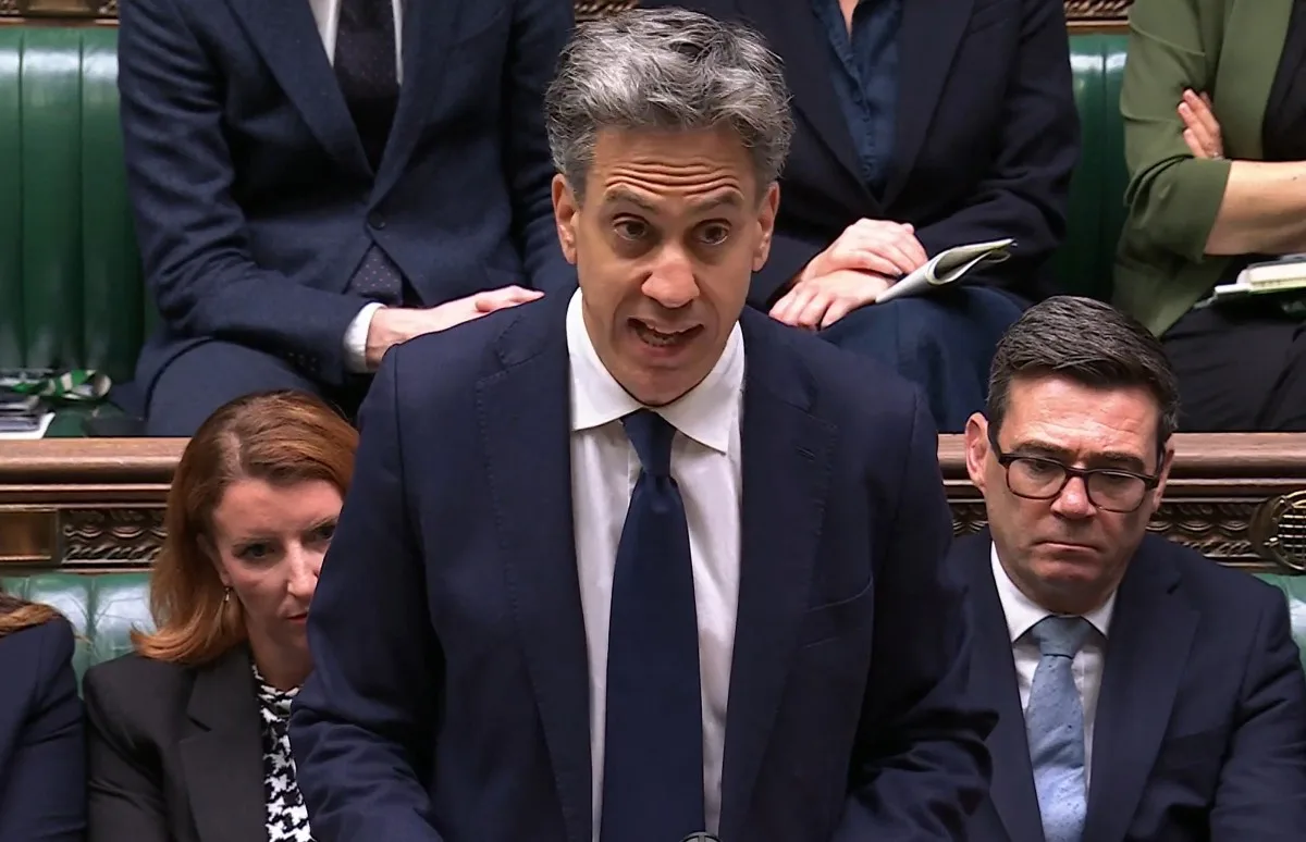 O Ministro das Relações Exteriores britânico, Ed Miliband, discursa sobre a proibição da importação de produtos de assentamentos ilegais em territórios palestinos ocupados.