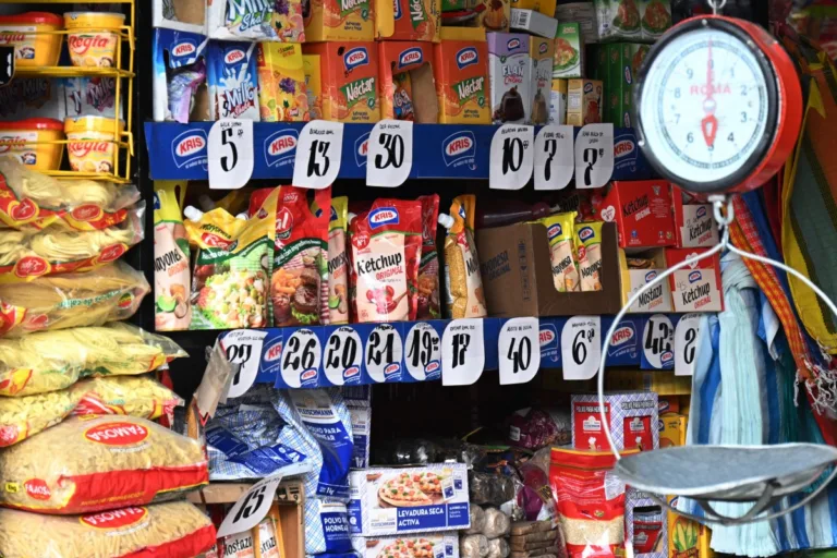 Produtos em um mercado em La Paz. 10/09/2026