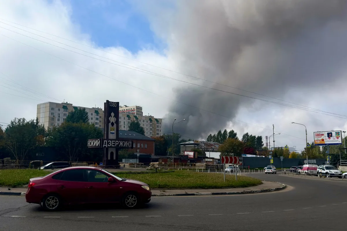 Fumaça na área da refinaria de petróleo da Gazprom Neft, produtora russa, em Moscou, vista de Dzerzhinsky, em 20 de setembro de 2026
