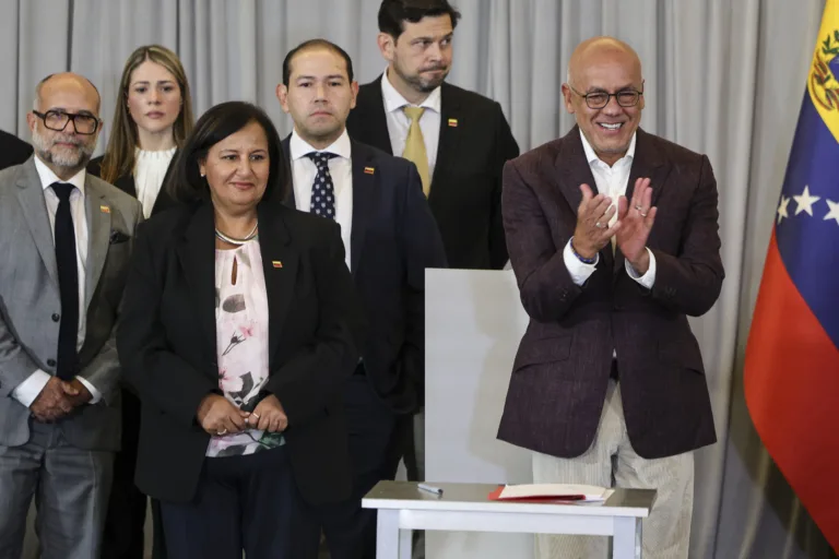 Governo e oposição da Venezuela concluem ciclo de diálogo com acordos sobre Judiciário e mídia