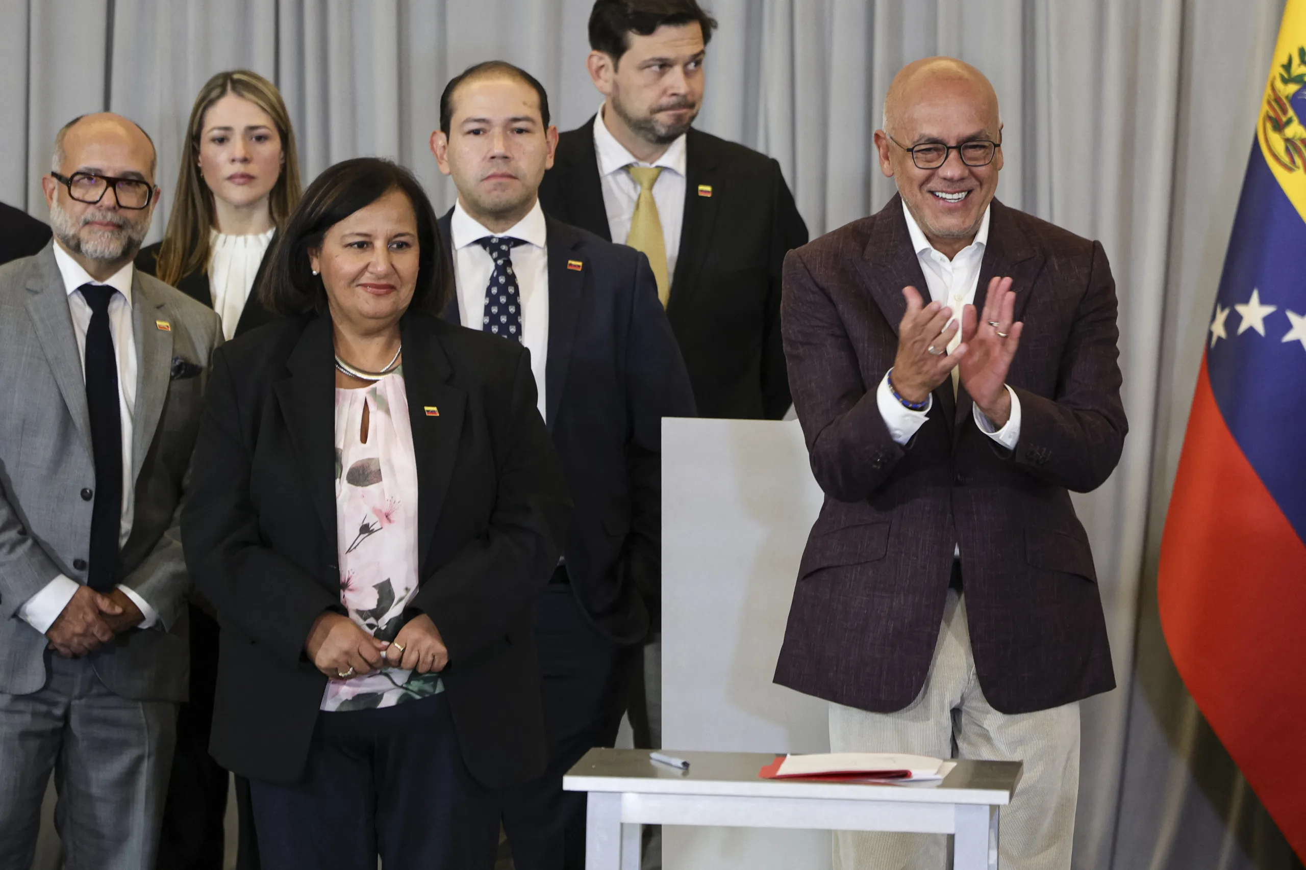 A ex-deputada opositora Dinorah Figuera (à esquerda) e o presidente da Assembleia Nacional da Venezuela, Jorge Rodríguez (à direita).