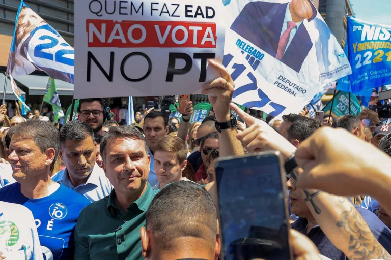 O candidato à presidência Flávio Bolsonaro em evento de campanha