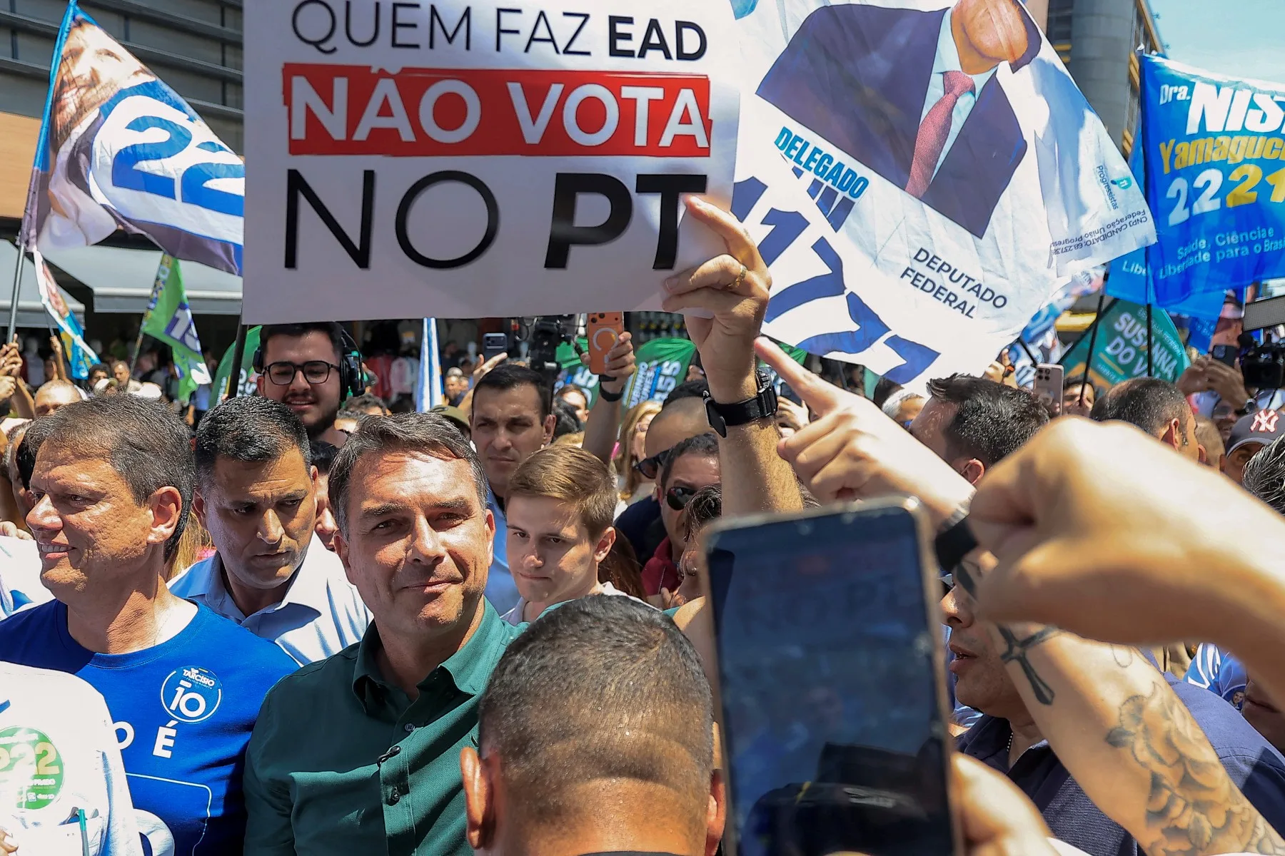 O candidato à presidência Flávio Bolsonaro em evento de campanha