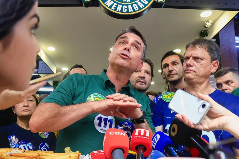 'Santa transformou Flávio Bolsonaro de evangélico em católico em 24 horas', ironiza analista