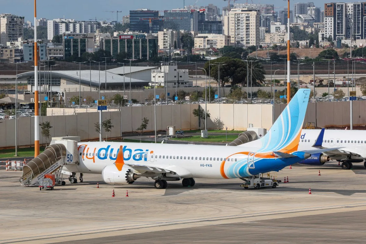 Avião da Flydubai com destino a Dubai antes de decolar do Aeroporto Ben Gurion, perto de Tel Aviv, em 30 de setembro de 2026