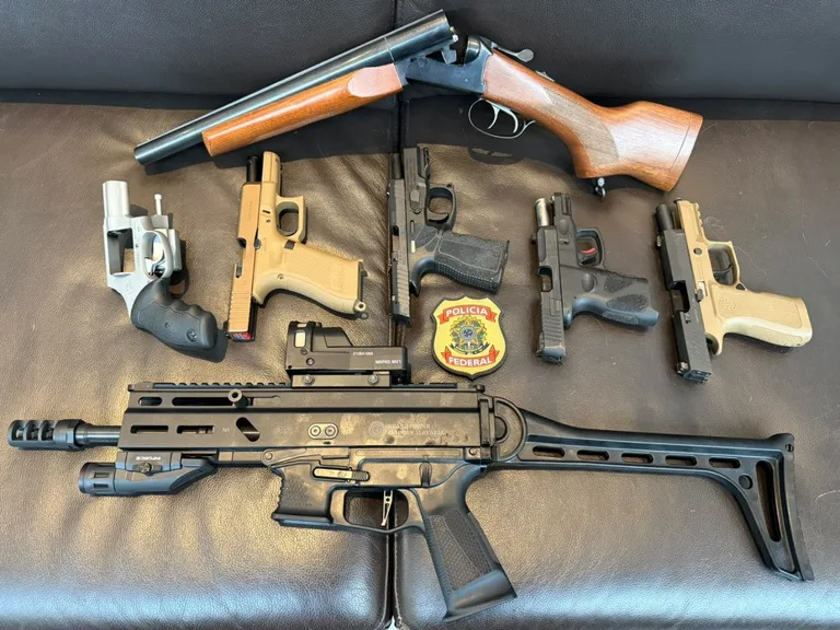 Armas apreendidas pela Polícia Federal em operação sobre filme 'Dark Horse'