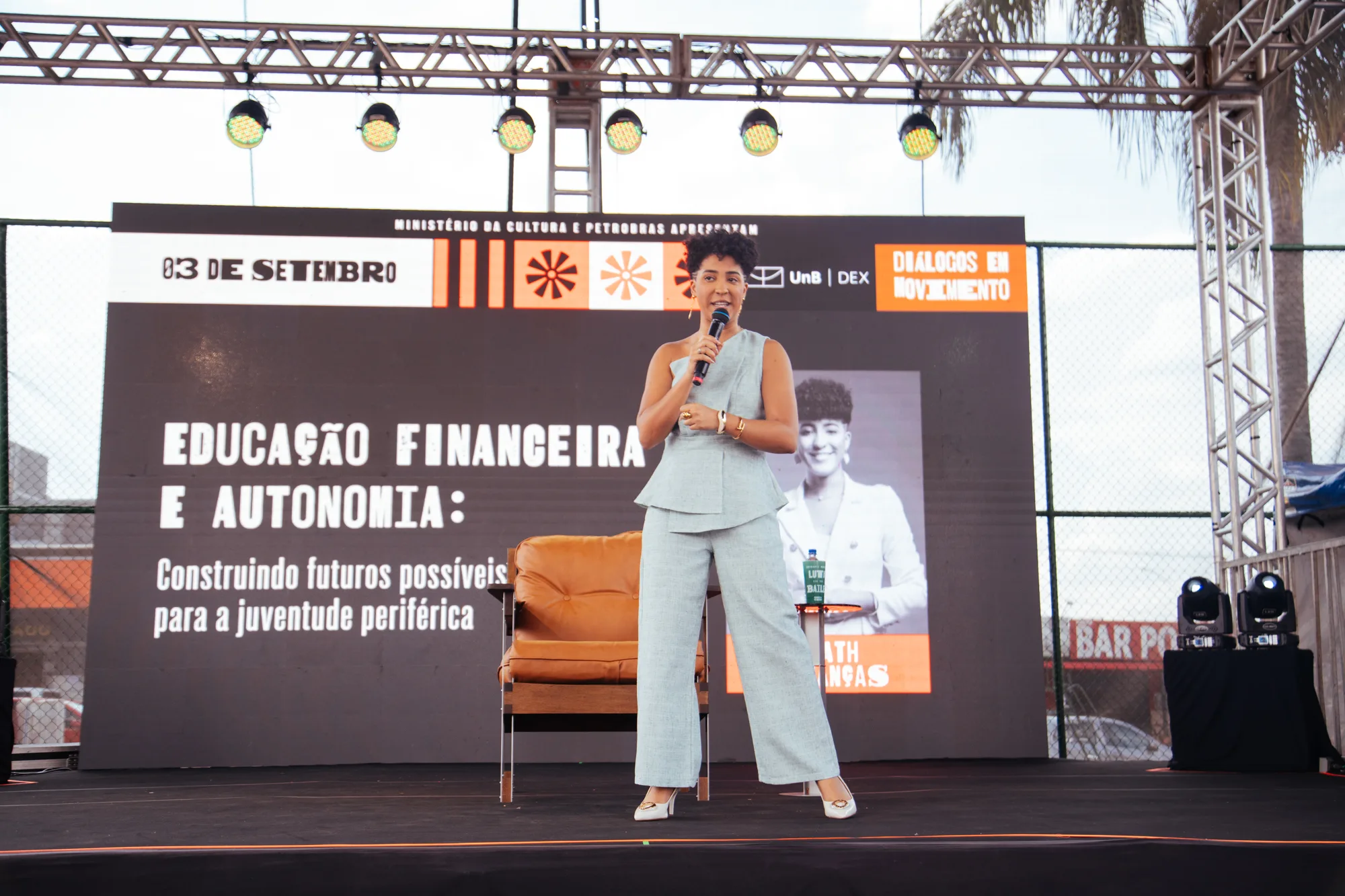 ‘Não aprendemos a guardar dinheiro porque nossos pais foram ensinados a pagar contas’, afirma Nath Finanças em palestra