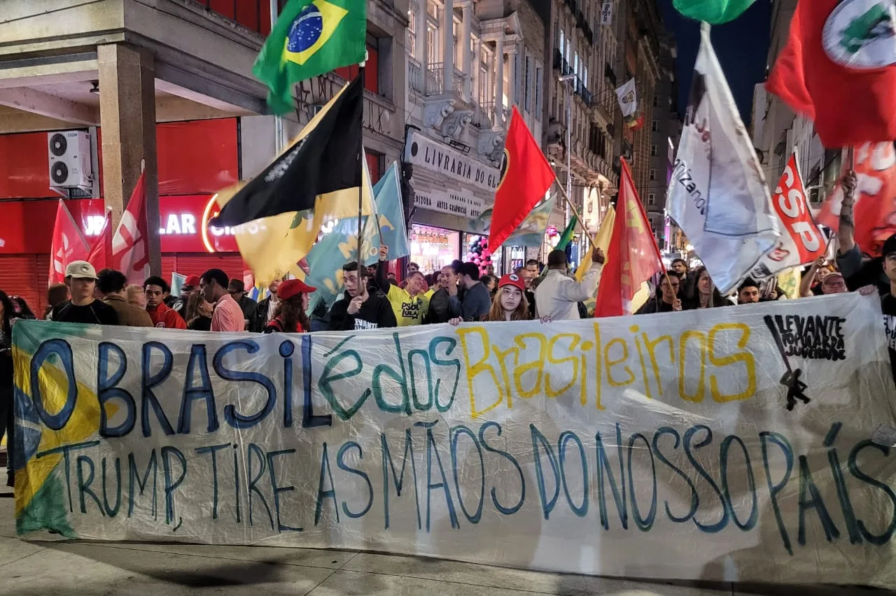 Manifestantes ocupam a Esquina Democrática, em Porto Alegre, no Dia Nacional de Mobilização pela Soberania Nacional | Crédito: Foto: Jorge Leão