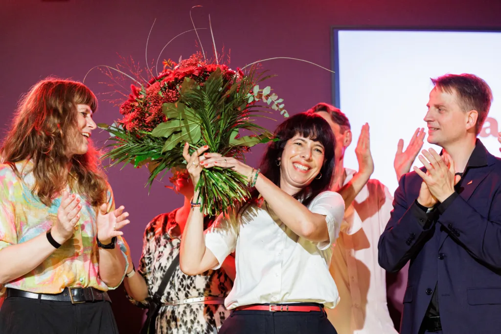The Left Party's main candidate for the Berlin state election Elif Eralp celebrates on stage at the electoral evening event of Germany's The Left (Die Linke) party following Berlin's state elections in Festsaal Kreuzberg in Berlin on September 20, 2026. (Photo by Jens SCHLUETER / AFP) Crédito: JENS SCHLUETER / AFP