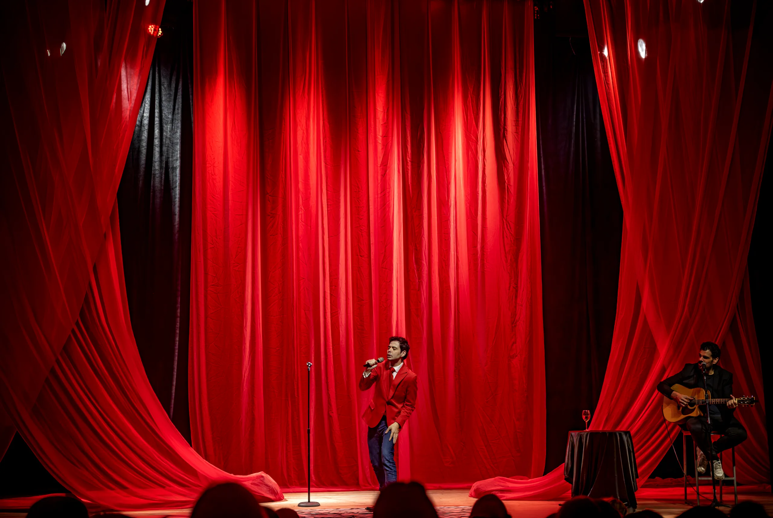 Comediante Gustavo Mendes em cena