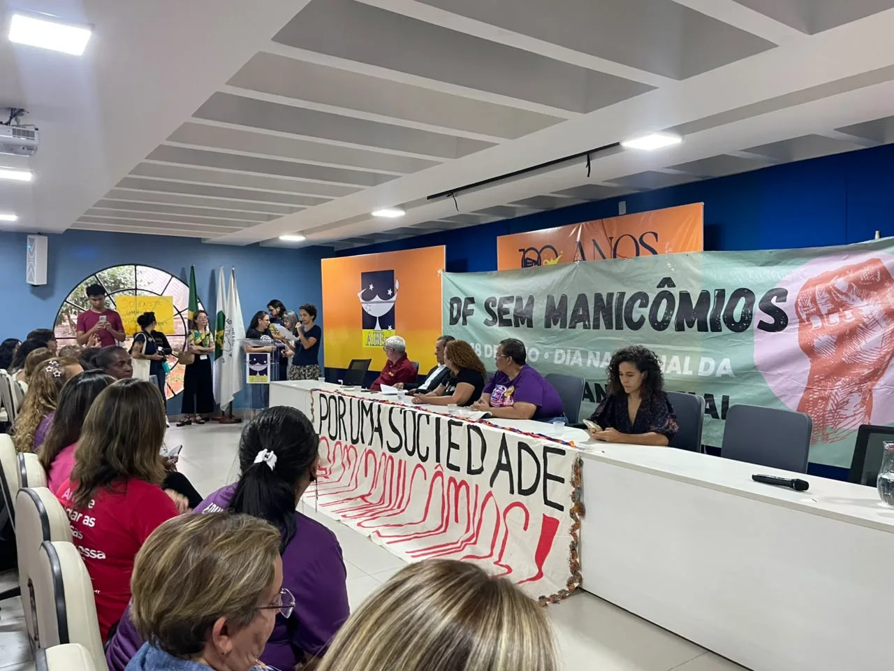 Participantes do ato do Fórum Revolucionário Antimanicomial do DF durante o lançamento da Carta-Compromisso em Defesa da Saúde Mental