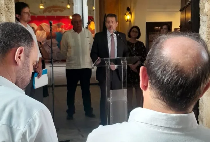 O embaixador brasileiro em Cuba, Christian Vargas, em solenidade da inauguração da Casa Brasil em Havana