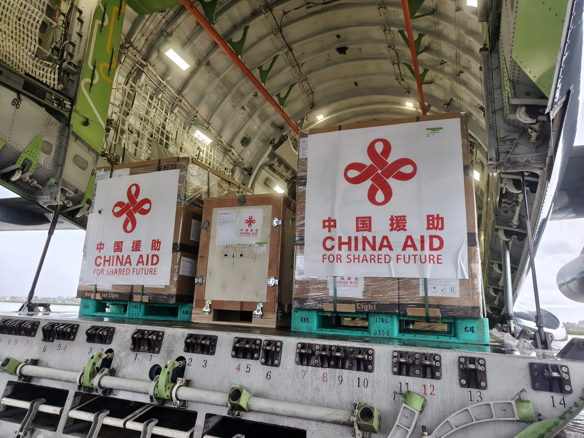 Materiais de ajuda de emergência enviados pela China chegam a Katmandu, no Nepal, após o desastre provocado pelo colapso de uma geleira em 26 de agosto.