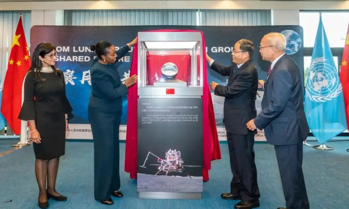 Amostra lunar coletada no lado oculto da Lua pela missão Chang’e-6, da China, em Viena, Áustria