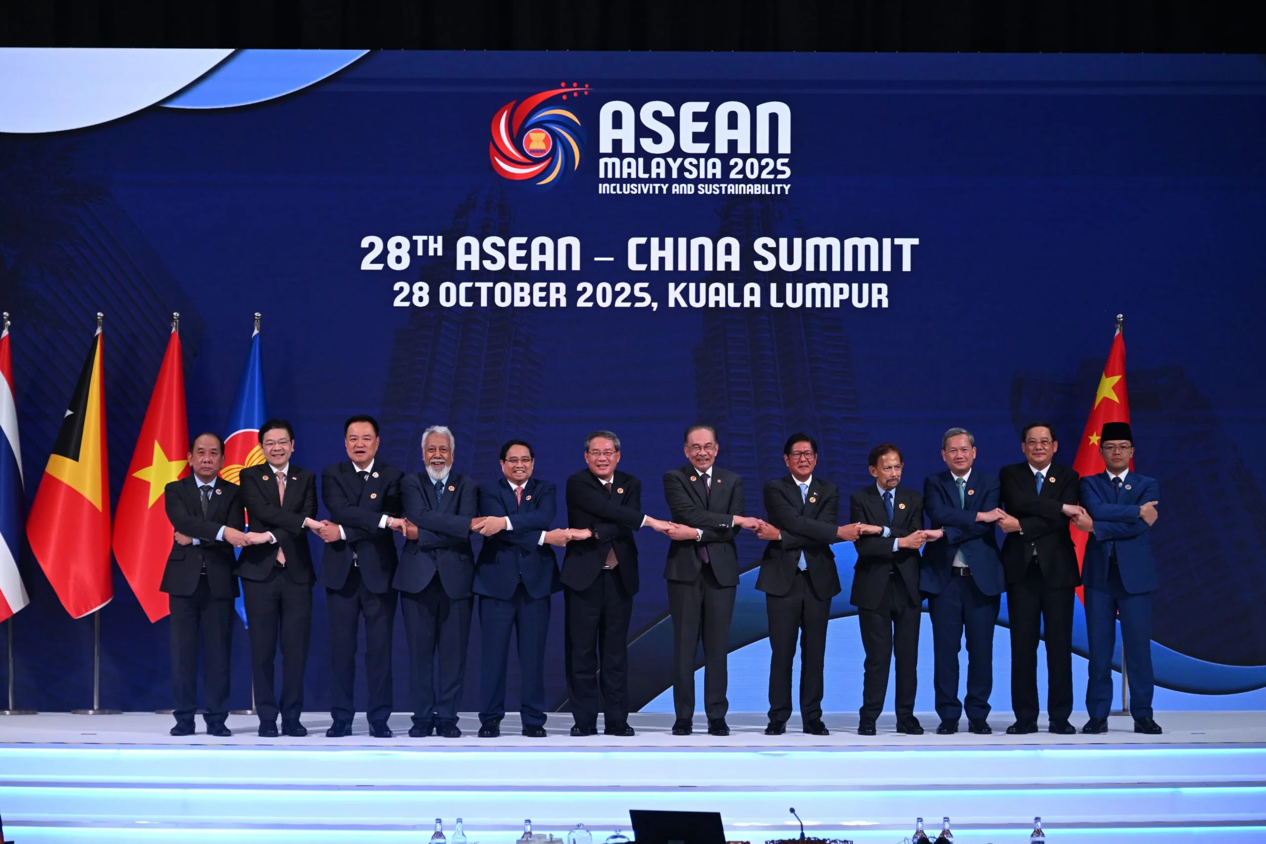 Líderes da China e dos países da ASEAN participam da 28ª Cúpula ASEAN-China, em Kuala Lumpur, na Malásia, em outubro de 2025.