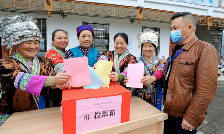 Mais de um bilhão de eleitores vão escolher 2,6 milhões de deputados de base em toda a China