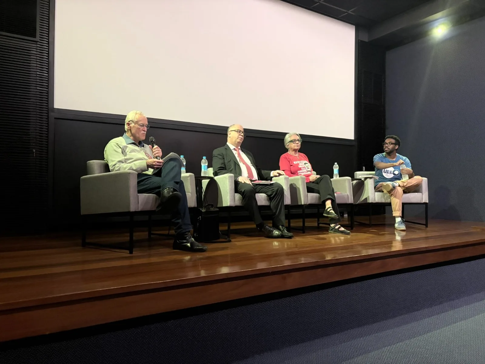 O debate foi coordenado pelo presidente da UEE-RS, Carlos Daniel Vieira