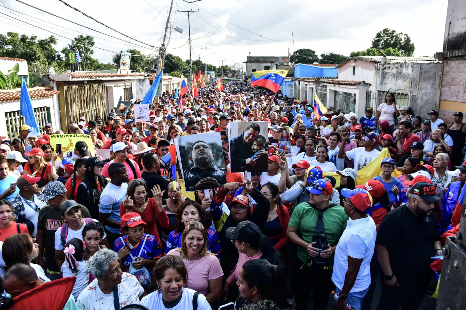 Comuneros organizaram mobilizações populares nos últimos dias para demonstrar apoio a Maduro – Jacinto OLIVEROS / AFP