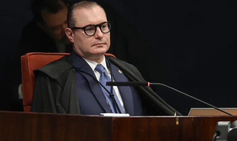 Deltan Dallagnol divulga sigilo fiscal do ministro Cristiano Zanin, que pede responsabilização