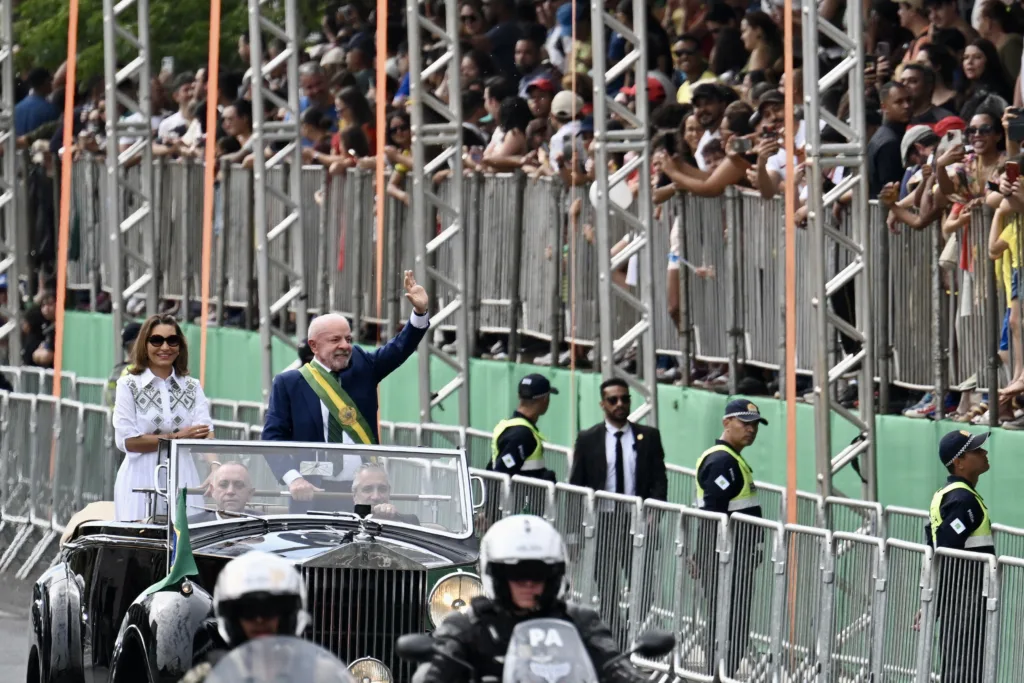 O presidente Luiz Inácio Lula da Silva acena ao lado da primeira-dama, Rosângela da Silva, durante o desfile militar das comemorações do Dia da Independência, em Brasília, em 7 de setembro de 2026.