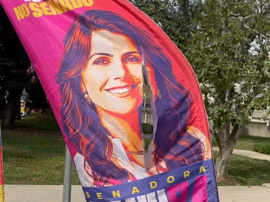 Entre as peças danificadas estão windbanners que tiveram cortes feitos com lâmina. Em diversos casos, os rasgos atingiram principalmente o rosto da candidata