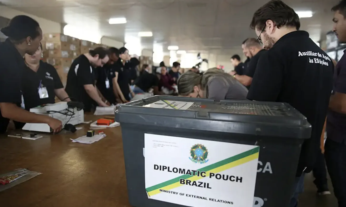 Imagem mostra funcionários vinculados ao governo brasileiro em sessão eleitoral fora do país.