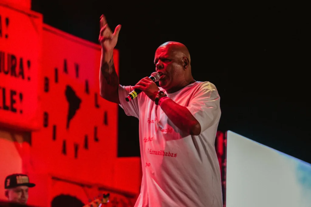 O vocalista e fundador do grupo Câmbio Negro é o rapper X (Alexandre Tadeu Silva) 
