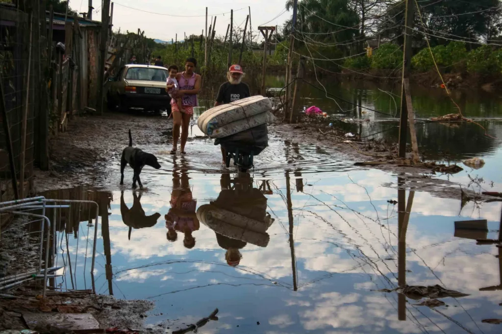 Moradores de comunidades periféricas enfrentam o drama das enchentes e o risco iminente de contaminação por doenças como leptospirose e hepatite