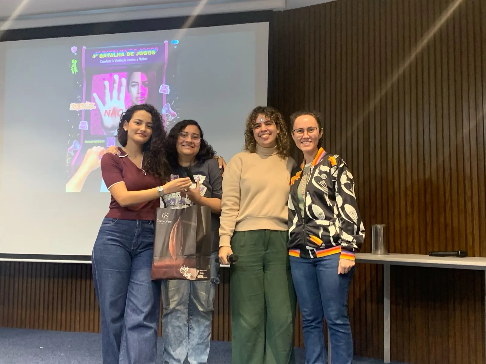 Da esquerda para a direita, as estudantes de engenharia de software Viviane Rodrigues, Giovanna Castro junto das juradas Mariana e Carolina