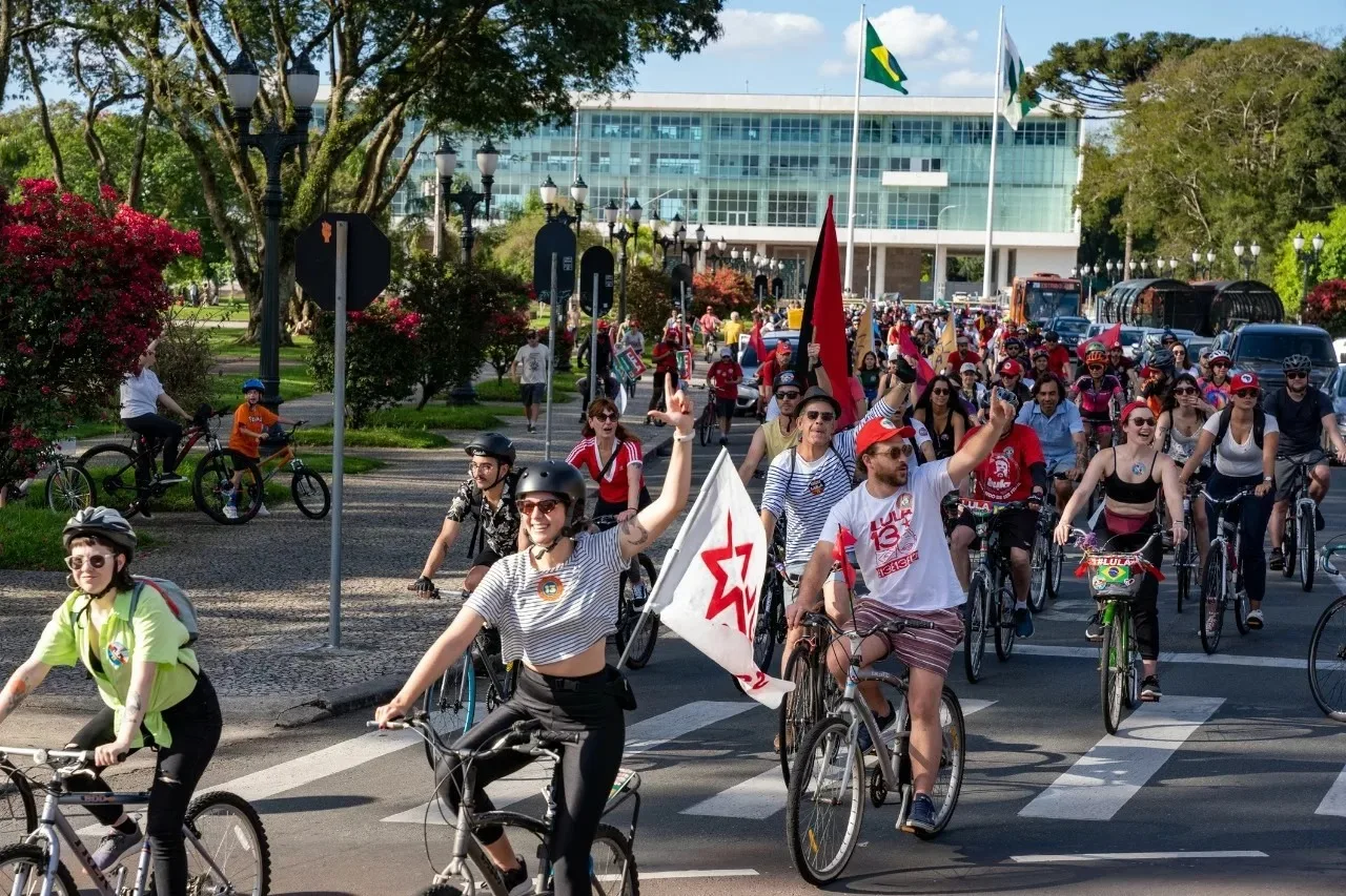 PedaLula reuniu cerca de 350 ciclistas nas ruas de Curitiba, em 2022.