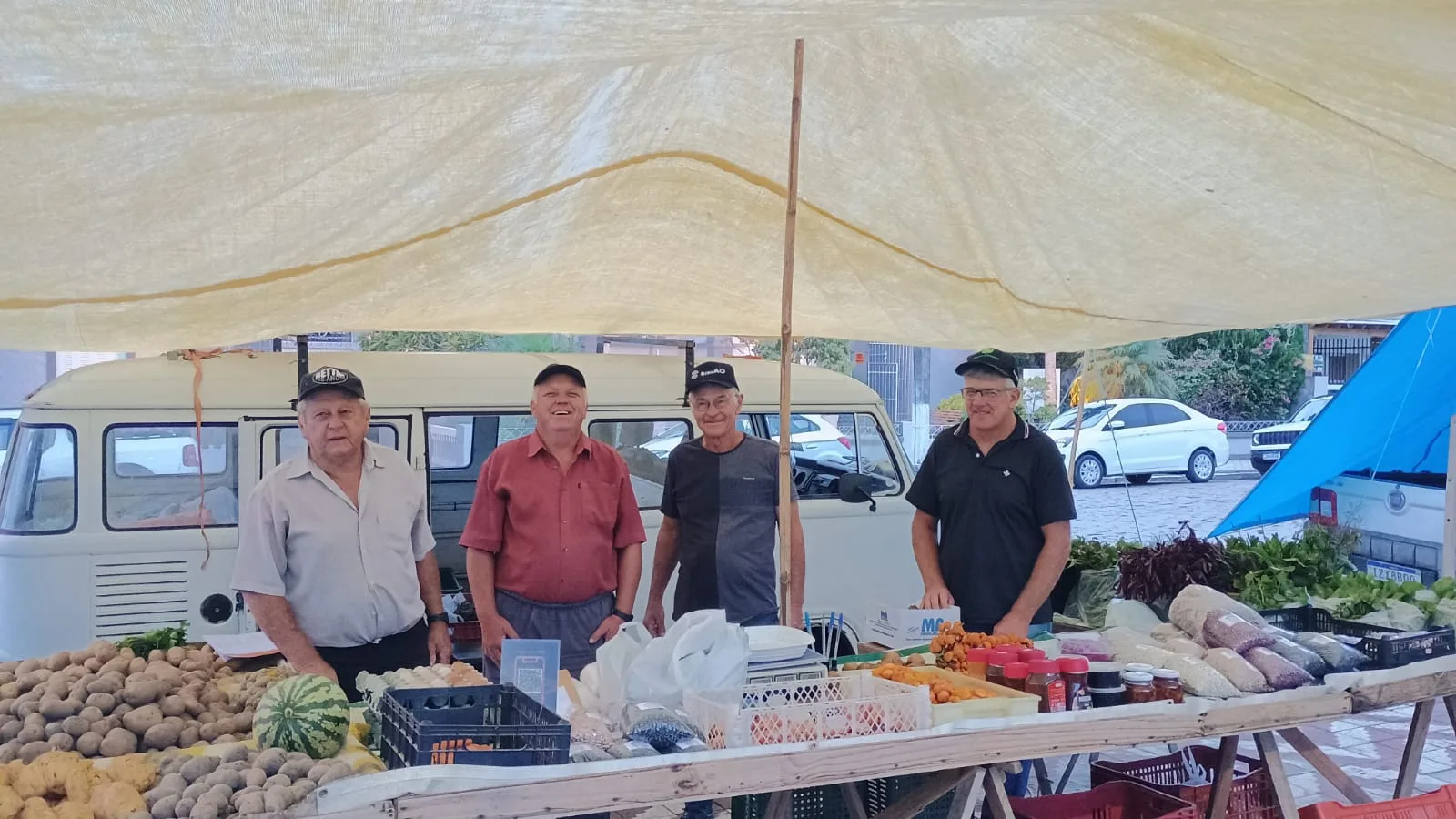 Da esquerda pra direita; Luciano Mühlenberg, Roni Mühlenberg, Silmar Fischer e Romeu Barwaldt, na Feira Livre de São Lourenço do Sul (RS)