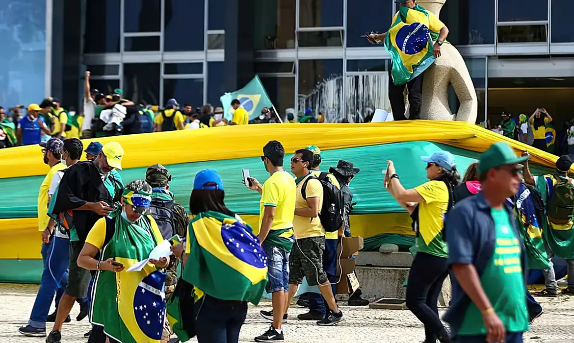 'Os seguidores de Plínio Salgado, os devotos de Hitler, os admiradores dos militares compartilhavam a mesma visão política e a mesma consciência social do rebanho que hoje aplaude o discurso de ódio e violência de Jair Bolsonaro', afirma Sebastião Costa