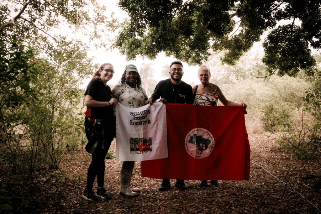 Equipe do filme com integrantes do assentamento Cícero Guedes, localizado nas terras da antiga Usina Cambahyba (RJ)