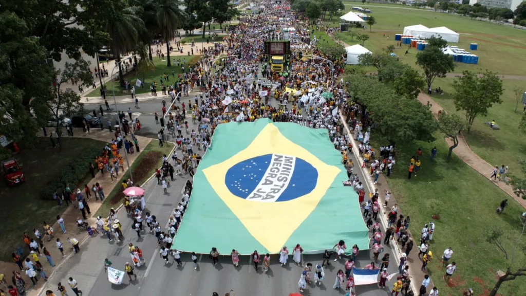 "Ministra negra já", diz bandeira estendida na Marcha das Mulheres Negras no DF