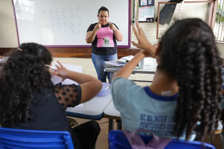 No DF, governo Celina extingue núcleos da Educação que atingem atendimento inclusivo