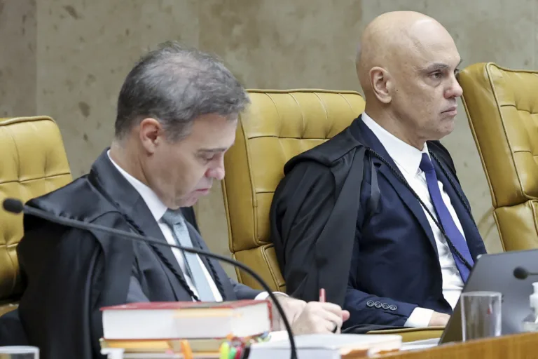Brazilian Supreme Federal Court (STF) Justice Alexandre de Moraes (R) looks on next to STF Justice Andre Mendonca during a hearing on the investigation into alleged links between Alexandre de Moraes and banker Daniel Vorcaro at the STF in Brasilia on September 15, 2026. Brazil's Supreme Court will examine accusations about one of its top justice's ties to a jailed banker, in an unprecedented crisis that has eclipsed the country's presidential election campaign. (Photo by ROSINEI COUTINHO / Brazilian Supreme Court / AFP) / RESTRICTED TO EDITORIAL USE - MANDATORY CREDIT "AFP PHOTO / Brazil's Supreme Court / Rosinei COUTINHO" - NO MARKETING NO ADVERTISING CAMPAIGNS - DISTRIBUTED AS A SERVICE TO CLIENTS