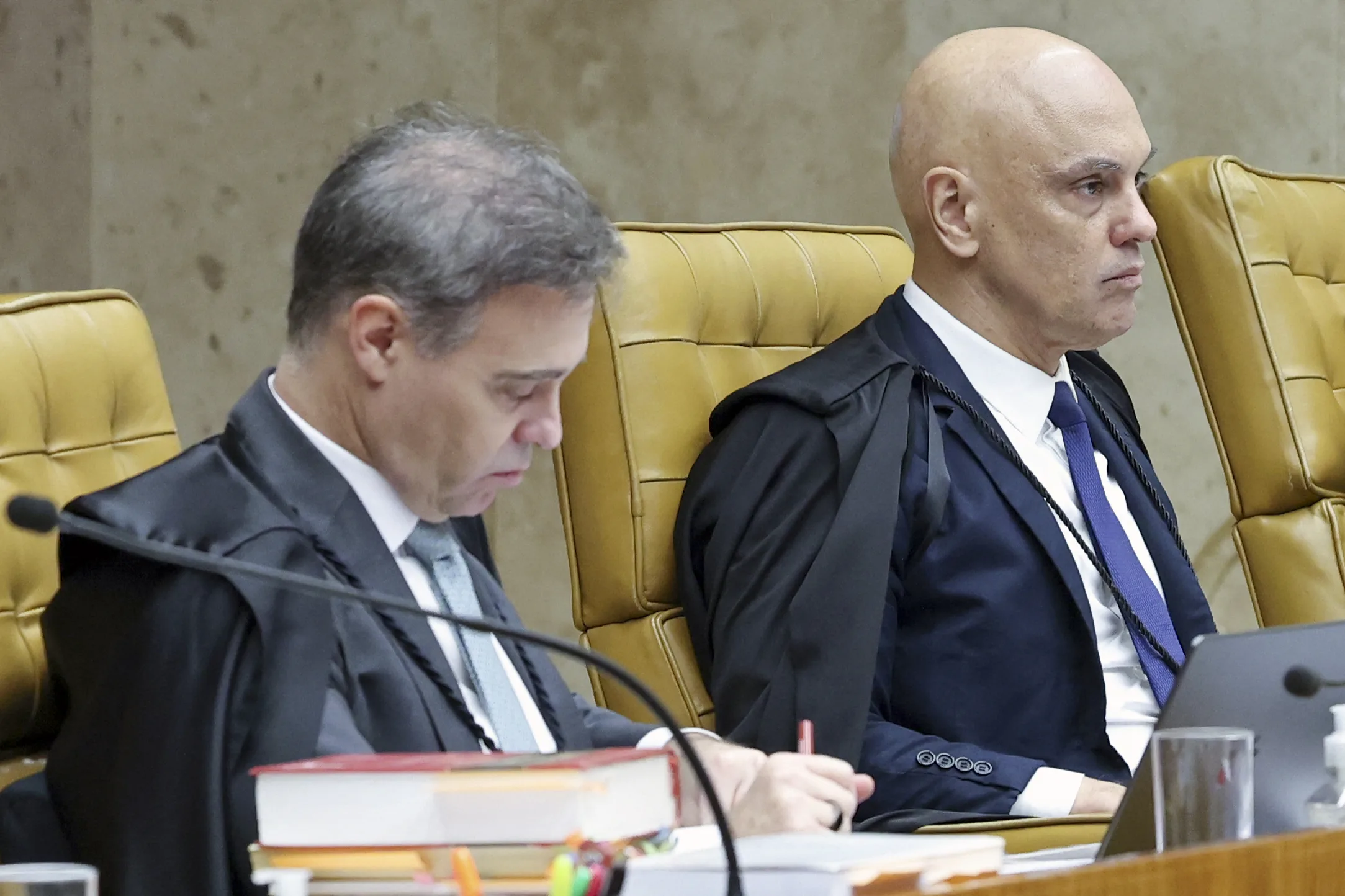 Brazilian Supreme Federal Court (STF) Justice Alexandre de Moraes (R) looks on next to STF Justice Andre Mendonca during a hearing on the investigation into alleged links between Alexandre de Moraes and banker Daniel Vorcaro at the STF in Brasilia on September 15, 2026. Brazil's Supreme Court will examine accusations about one of its top justice's ties to a jailed banker, in an unprecedented crisis that has eclipsed the country's presidential election campaign. (Photo by ROSINEI COUTINHO / Brazilian Supreme Court / AFP) / RESTRICTED TO EDITORIAL USE - MANDATORY CREDIT "AFP PHOTO / Brazil's Supreme Court / Rosinei COUTINHO" - NO MARKETING NO ADVERTISING CAMPAIGNS - DISTRIBUTED AS A SERVICE TO CLIENTS